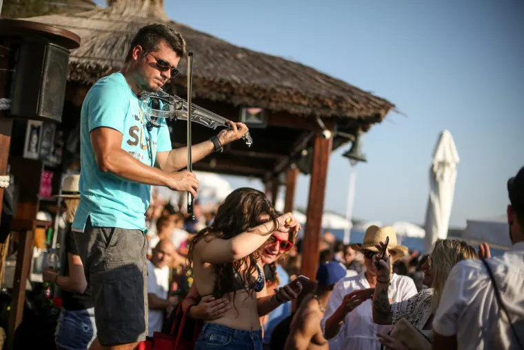 Turisti uživaju na after beach zabavi u Hula Hula baru