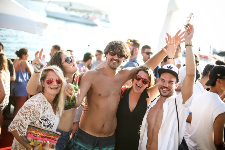 Turisti uživaju na after beach zabavi u Hula Hula baru