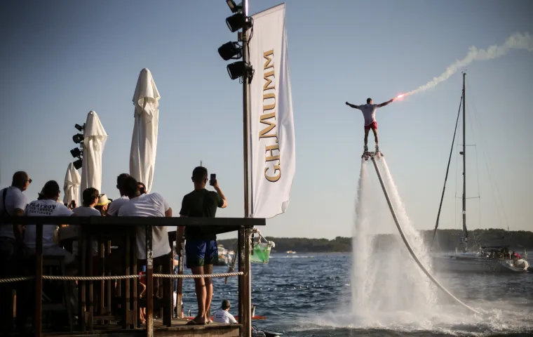 Turisti uživaju na after beach zabavi u Hula Hula baru
