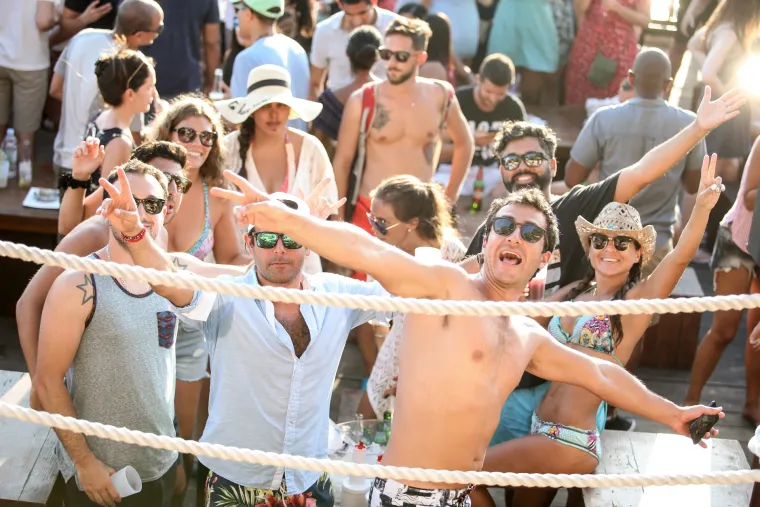 Turisti uživaju na after beach zabavi u Hula Hula baru