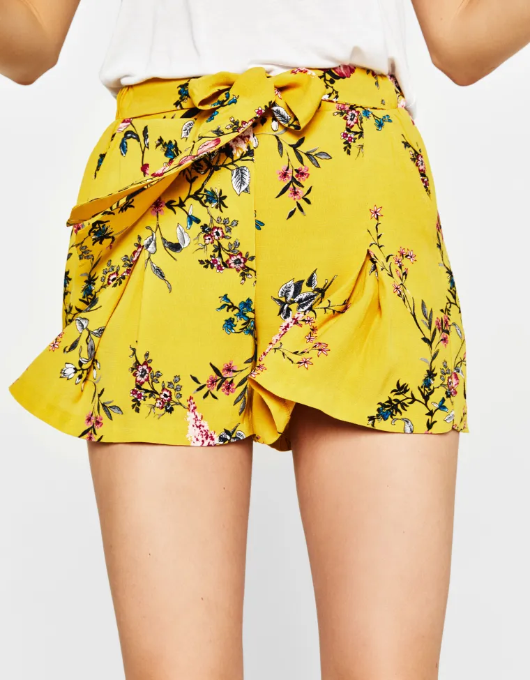 Kratke hlače visokog struka boje senfa, Bershka, 169,90 kuna