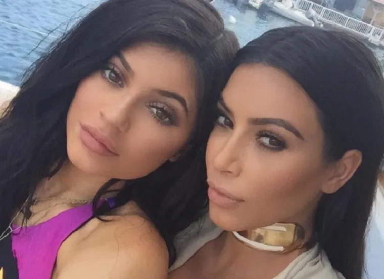 Kim Kardashian: "Kylie je Lav, a ja sam Vaga, a čini se kako su ta dva znaka prilično komplementarna i dobro utječu jedan na drugoga. Lav je vatreni znak snažne energije (to je totalno Kylie!), dok je Vaga zračni znak te mnogo suptilniji, također. A vatri je potreban zrak kako bi preživjela, tako da, mi smo savršen par", napisala je Kim svojedobno na službenoj web stranici.