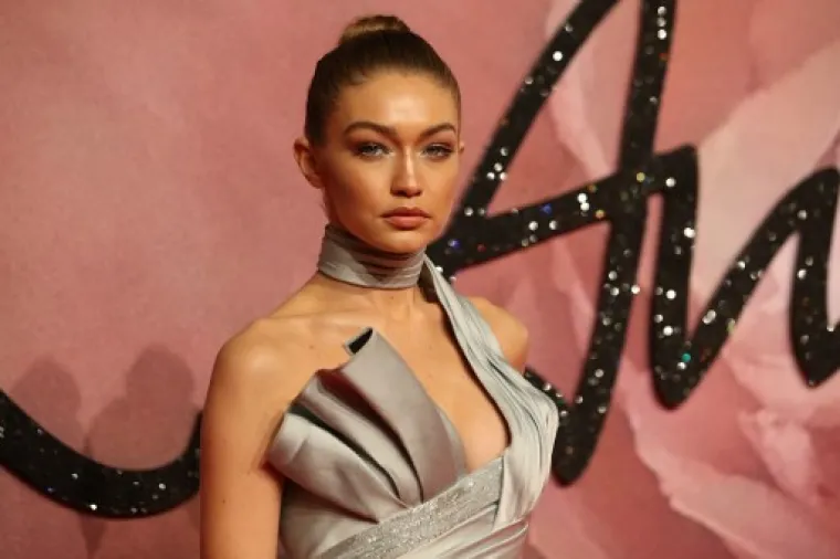 Gigi Hadid: "Volim pored sebe imati zaštitare u određenim trenucima, ali također se ne bojim ponekad ulicom šetati potpuno sama. Ja sam prava Bičica, užasno sam tvrdoglava", ispričala je za Allure.