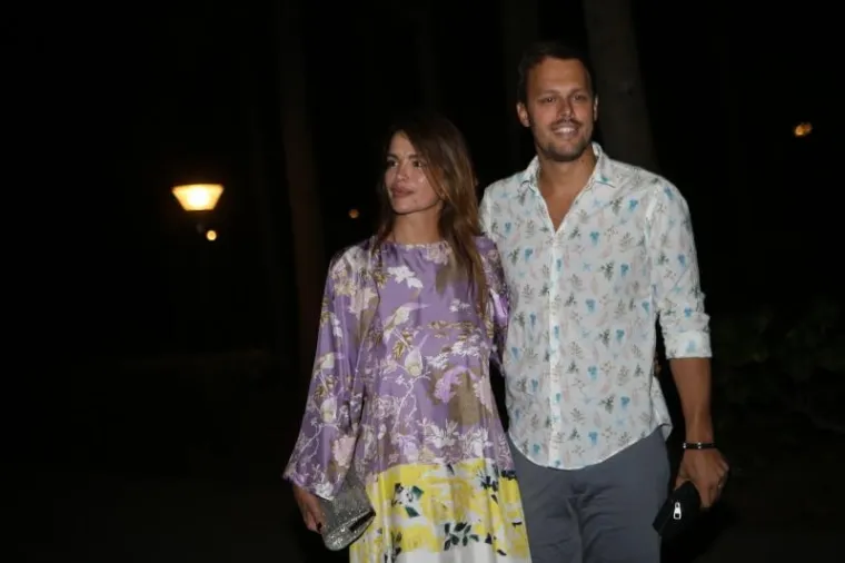 Severina Kojić sa suprugom Igorom jučer je do&scaron;la u vilu Dalmacija na premijeru predstave 'Aziz ili Svadba koja je spasila Zapad'. Par je djelovao vrlo zaljubljeno dok su izmjenjivali poglede i uživali u predstavi Predraga Lucića. Splitska pjevačica izgledala je tradicionalno vrhunski čak i u zatvorenoj haljini duhig rukava, &scaron;to i nije uobičajen odabir za seksi Severinu. (Ivo Cagalj/PIXSELL)