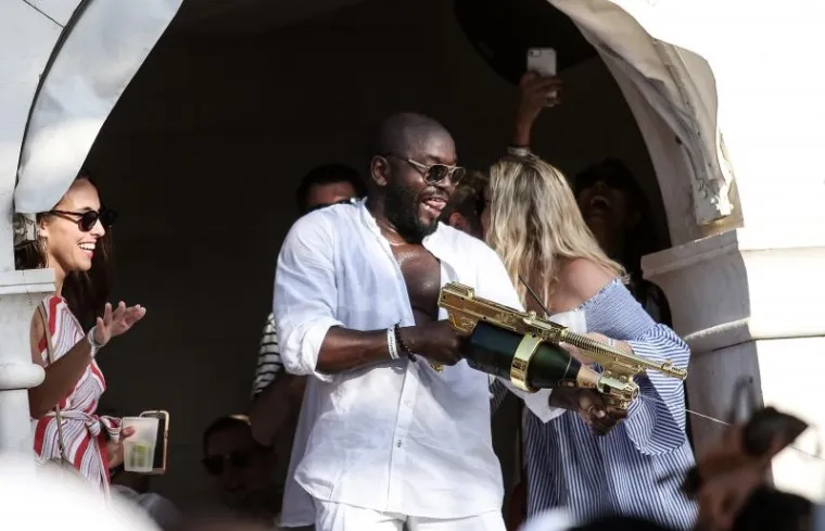 GOLE GRUDI SIJEVALE, A &Scaron;AMPANJAC TEKAO U POTOCIMA: Pogledajte kako se jučer tulumarilo na Hvaru