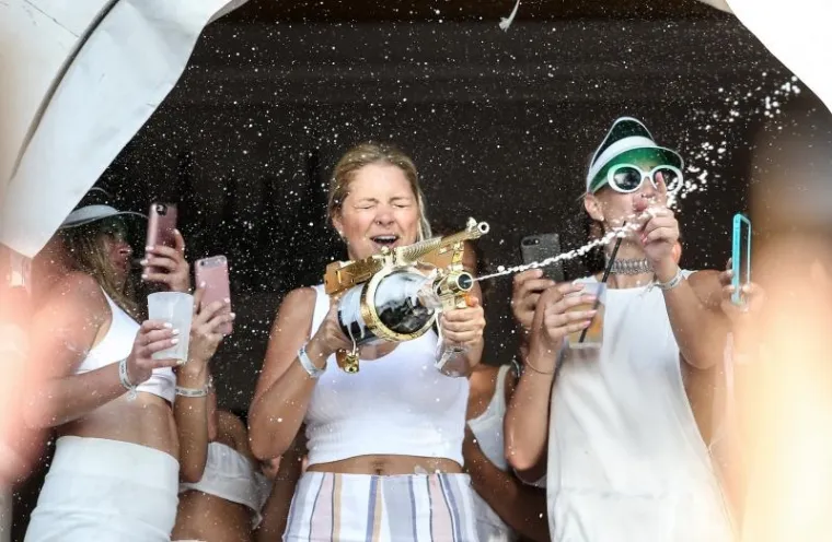 GOLE GRUDI SIJEVALE, A &Scaron;AMPANJAC TEKAO U POTOCIMA: Pogledajte kako se jučer tulumarilo na Hvaru