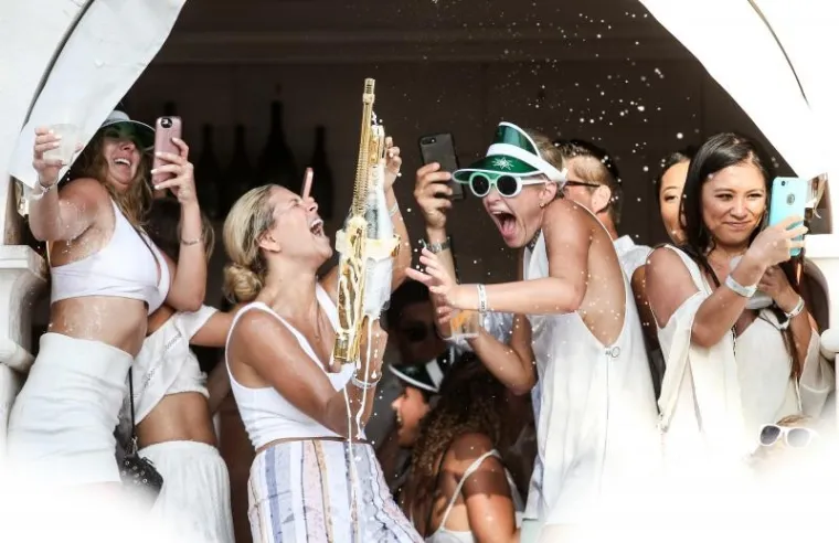 GOLE GRUDI SIJEVALE, A &Scaron;AMPANJAC TEKAO U POTOCIMA: Pogledajte kako se jučer tulumarilo na Hvaru