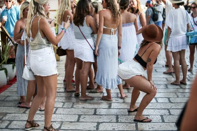 GOLE GRUDI SIJEVALE, A &Scaron;AMPANJAC TEKAO U POTOCIMA: Pogledajte kako se jučer tulumarilo na Hvaru