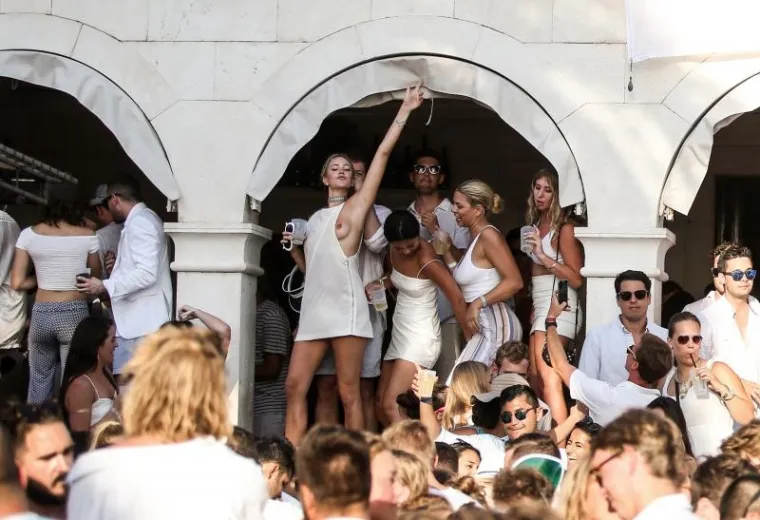 GOLE GRUDI SIJEVALE, A &Scaron;AMPANJAC TEKAO U POTOCIMA: Pogledajte kako se jučer tulumarilo na Hvaru