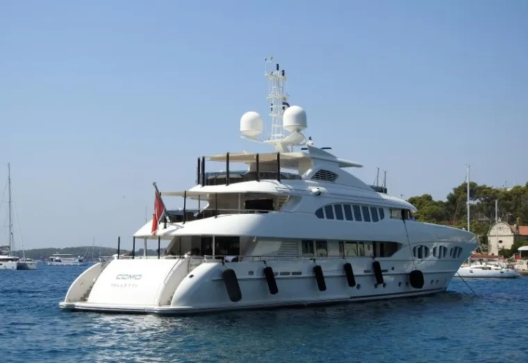 UŽIVAJU NA HVARU: Milijuna&scaron; s 36 godina mlađom suprugom Bosankom plovi hrvatskom obalom na megajahti