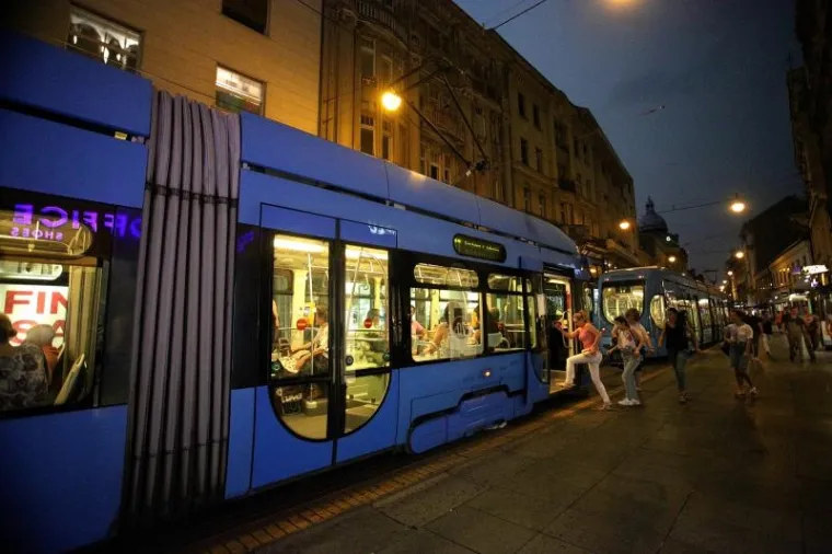 PROMETNI KAOS U CENTRU ZAGREBA: Jak vjetar sru&scaron;io reklamni plakat na tramvajske vodove