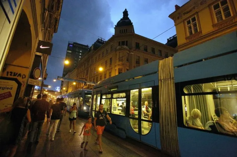 PROMETNI KAOS U CENTRU ZAGREBA: Jak vjetar sru&scaron;io reklamni plakat na tramvajske vodove