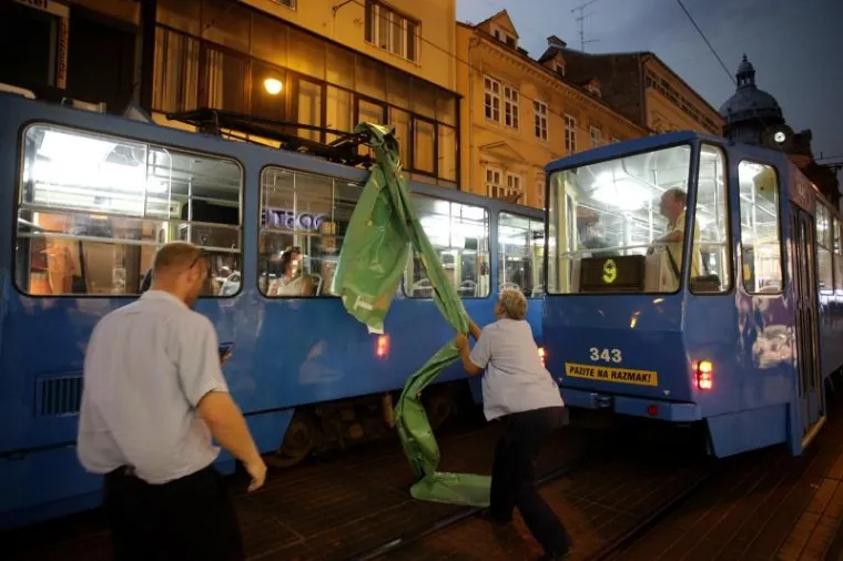Jak vjetar sru&scaron;io reklamni pano na tramvajske vodove u Ilici &scaron;to je prouzrokovalo zastoj u tramvajskom prometu.