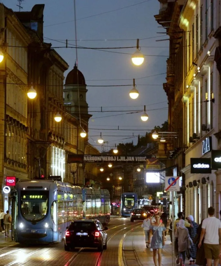 PROMETNI KAOS U CENTRU ZAGREBA: Jak vjetar sru&scaron;io reklamni plakat na tramvajske vodove