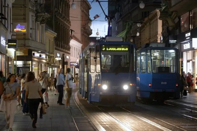 PROMETNI KAOS U CENTRU ZAGREBA: Jak vjetar sru&scaron;io reklamni plakat na tramvajske vodove