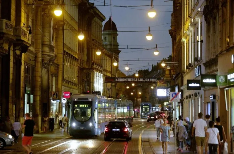 PROMETNI KAOS U CENTRU ZAGREBA: Jak vjetar sru&scaron;io reklamni plakat na tramvajske vodove