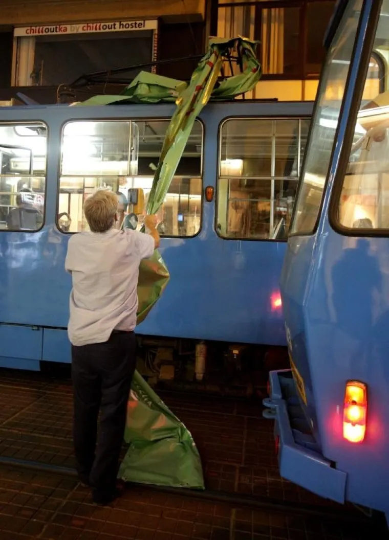PROMETNI KAOS U CENTRU ZAGREBA: Jak vjetar sru&scaron;io reklamni plakat na tramvajske vodove