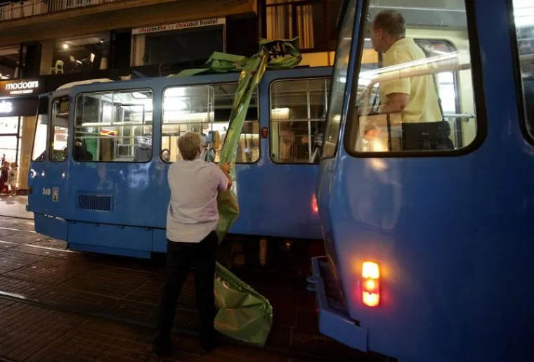 PROMETNI KAOS U CENTRU ZAGREBA: Jak vjetar sru&scaron;io reklamni plakat na tramvajske vodove