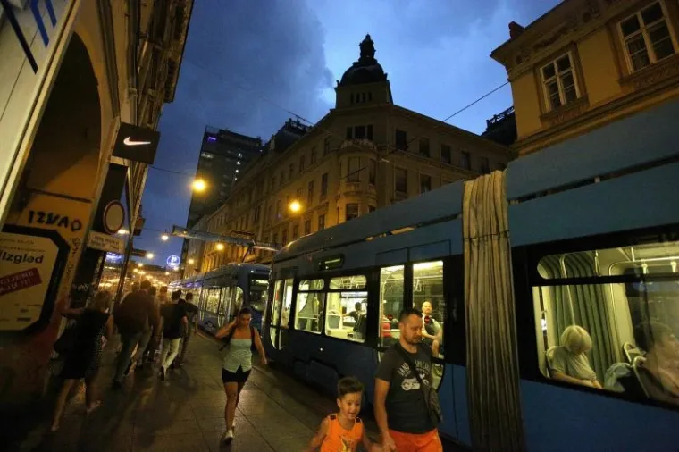 PROMETNI KAOS U CENTRU ZAGREBA: Jak vjetar sru&scaron;io reklamni plakat na tramvajske vodove