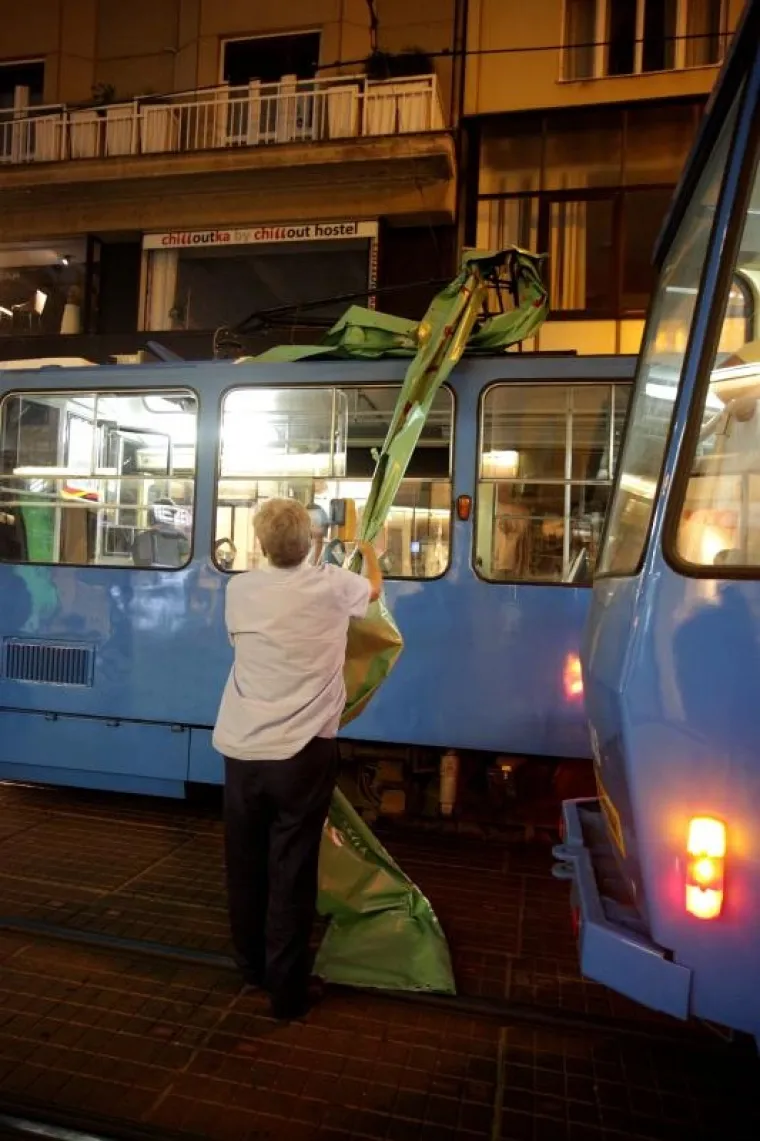 PROMETNI KAOS U CENTRU ZAGREBA: Jak vjetar sru&scaron;io reklamni plakat na tramvajske vodove