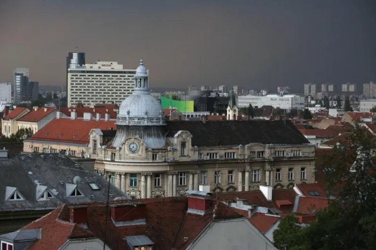 CRNI OBLACI PREKRILI SU NEBO NAD ZAGREBOM: Olujno nevrijeme poharalo je glavni grad i okolicu