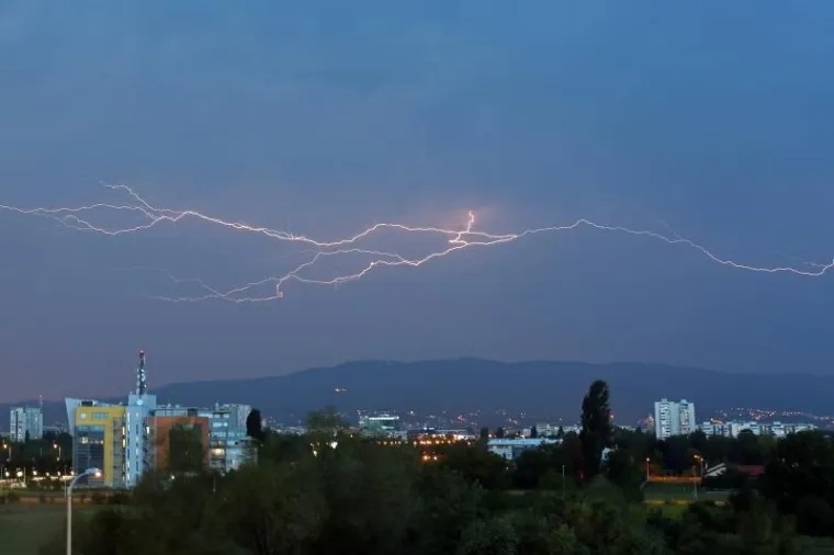 CRNI OBLACI PREKRILI SU NEBO NAD ZAGREBOM: Olujno nevrijeme poharalo je glavni grad i okolicu