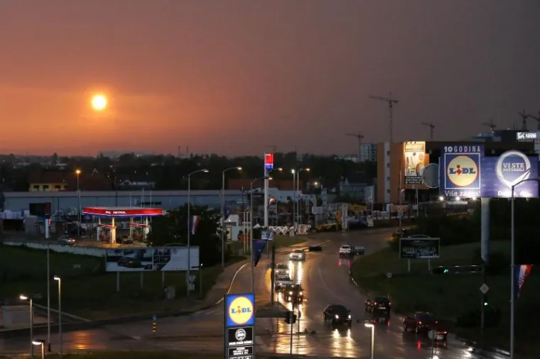 CRNI OBLACI PREKRILI SU NEBO NAD ZAGREBOM: Olujno nevrijeme poharalo je glavni grad i okolicu