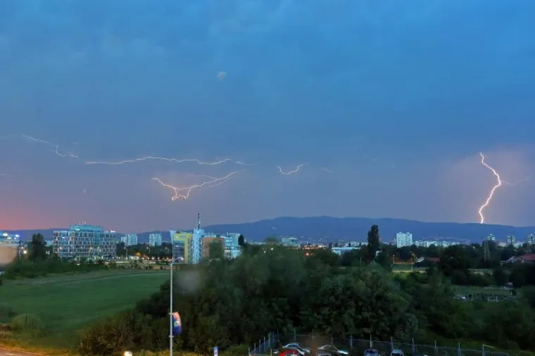 CRNI OBLACI PREKRILI SU NEBO NAD ZAGREBOM: Olujno nevrijeme poharalo je glavni grad i okolicu
