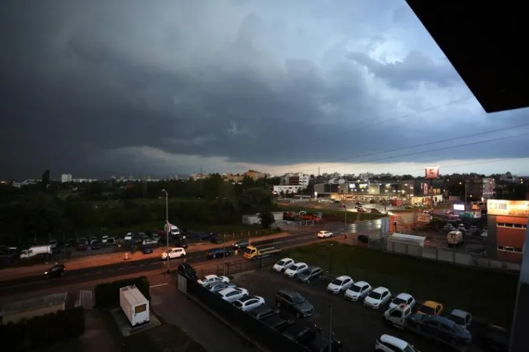 CRNI OBLACI PREKRILI SU NEBO NAD ZAGREBOM: Olujno nevrijeme poharalo je glavni grad i okolicu