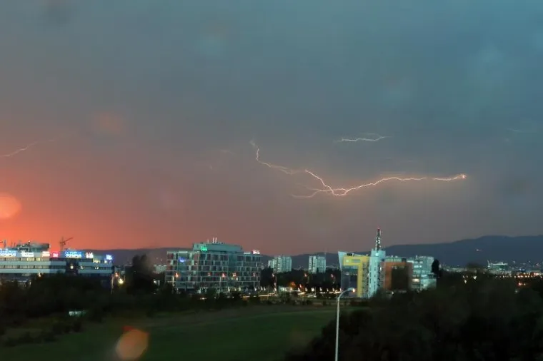 CRNI OBLACI PREKRILI SU NEBO NAD ZAGREBOM: Olujno nevrijeme poharalo je glavni grad i okolicu