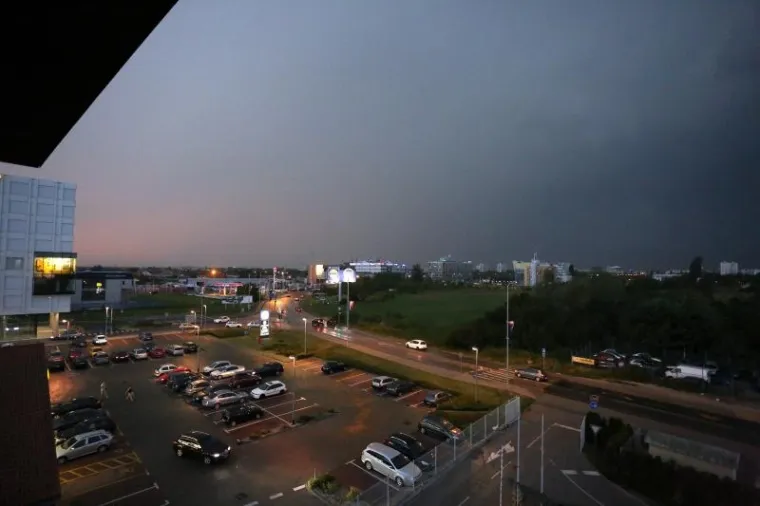 CRNI OBLACI PREKRILI SU NEBO NAD ZAGREBOM: Olujno nevrijeme poharalo je glavni grad i okolicu