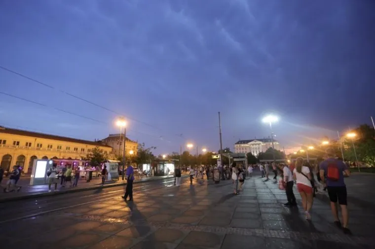 CRNI OBLACI PREKRILI SU NEBO NAD ZAGREBOM: Olujno nevrijeme poharalo je glavni grad i okolicu
