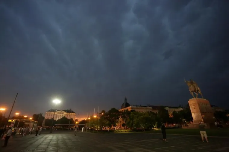 CRNI OBLACI PREKRILI SU NEBO NAD ZAGREBOM: Olujno nevrijeme poharalo je glavni grad i okolicu