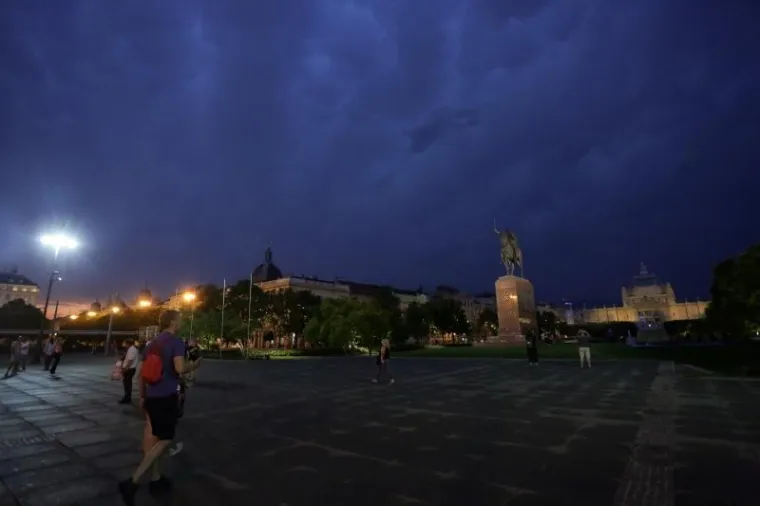 CRNI OBLACI PREKRILI SU NEBO NAD ZAGREBOM: Olujno nevrijeme poharalo je glavni grad i okolicu