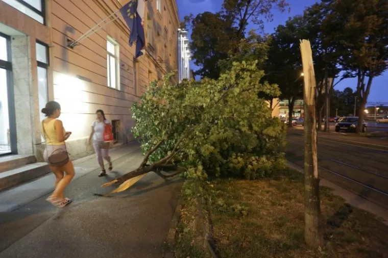 CRNI OBLACI PREKRILI SU NEBO NAD ZAGREBOM: Olujno nevrijeme poharalo je glavni grad i okolicu