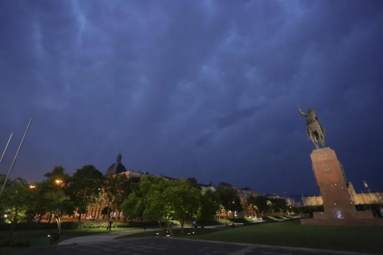 CRNI OBLACI PREKRILI SU NEBO NAD ZAGREBOM: Olujno nevrijeme poharalo je glavni grad i okolicu