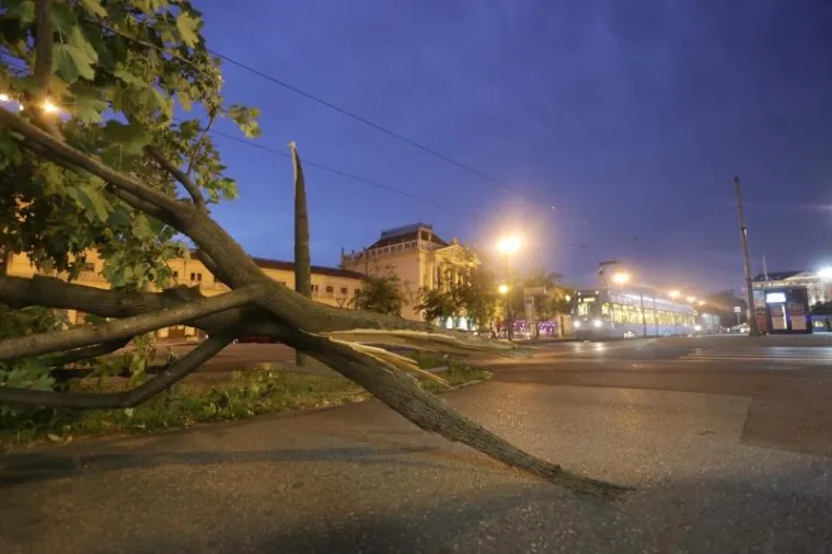 CRNI OBLACI PREKRILI SU NEBO NAD ZAGREBOM: Olujno nevrijeme poharalo je glavni grad i okolicu