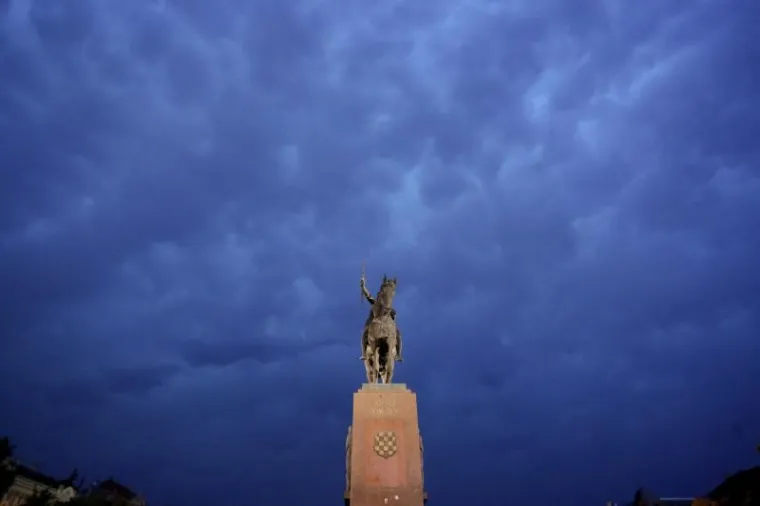 Crni oblaci prekrili nebo iznad grada.