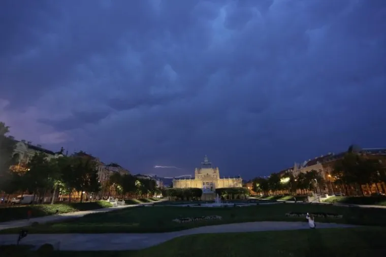CRNI OBLACI PREKRILI SU NEBO NAD ZAGREBOM: Olujno nevrijeme poharalo je glavni grad i okolicu