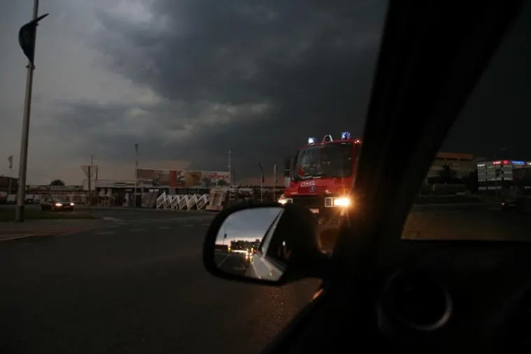 Olujni vjetar oborio stablo na Aveniji Većeslava Holjevca