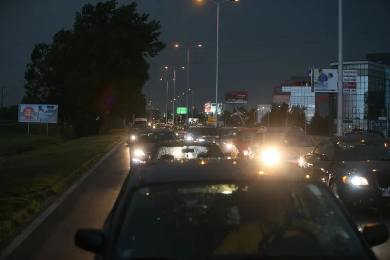 Olujni vjetar oborio stablo na Aveniji Većeslava Holjevca