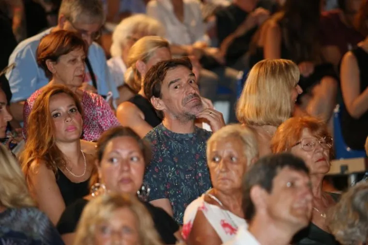 STIGLI MNOGI POZNATI HRVATI: U Splitu premijerno odigrana predstava ' Aziz ili Svadba koja je spasila Zapad'