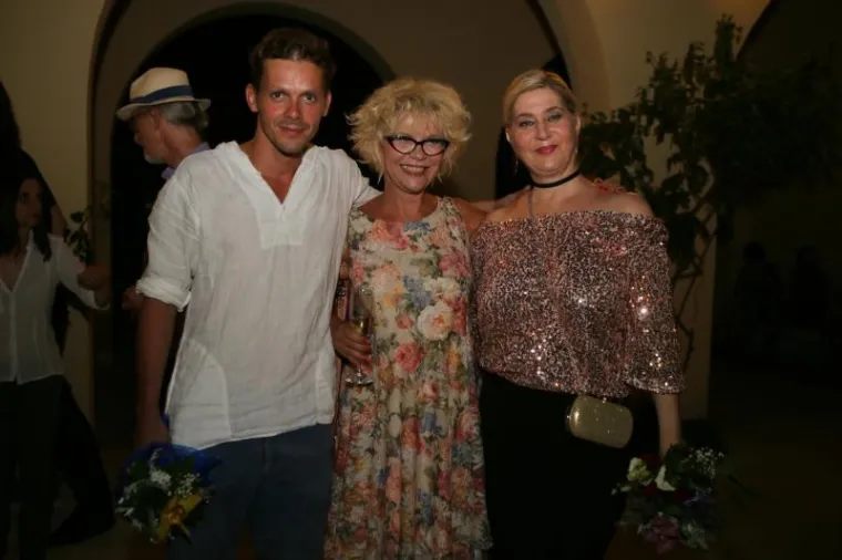 STIGLI MNOGI POZNATI HRVATI: U Splitu premijerno odigrana predstava ' Aziz ili Svadba koja je spasila Zapad'