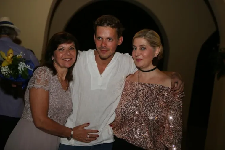 STIGLI MNOGI POZNATI HRVATI: U Splitu premijerno odigrana predstava ' Aziz ili Svadba koja je spasila Zapad'