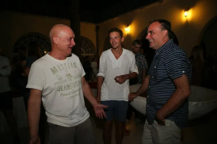 STIGLI MNOGI POZNATI HRVATI: U Splitu premijerno odigrana predstava ' Aziz ili Svadba koja je spasila Zapad'