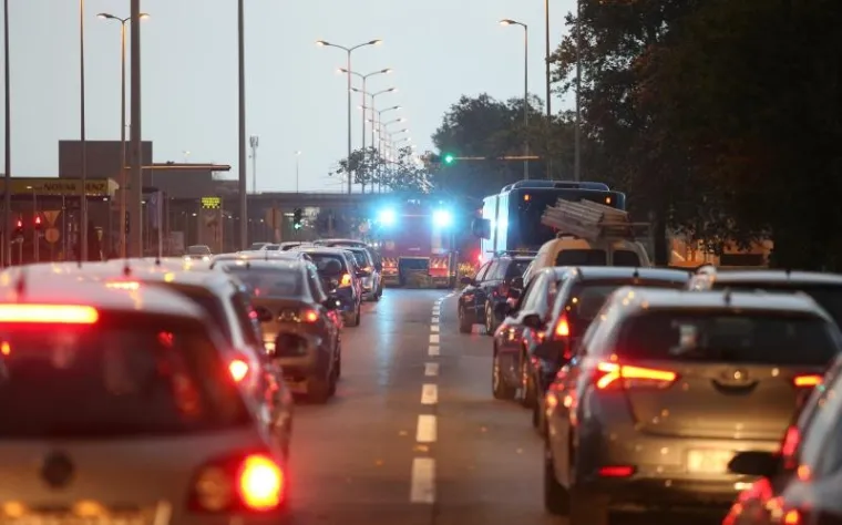 Brzom intervencijom vatrogasaca uklonjeno je drvo koje je olujni vjetar sru&scaron;io na dvije prometne trake na Aveniji Većeslava Holjevca u smjeru Velike Gorice, čime je zaustavljen promet. Nakon &scaron;to su vatrogasci uklonili drvo isti je nastavljen.