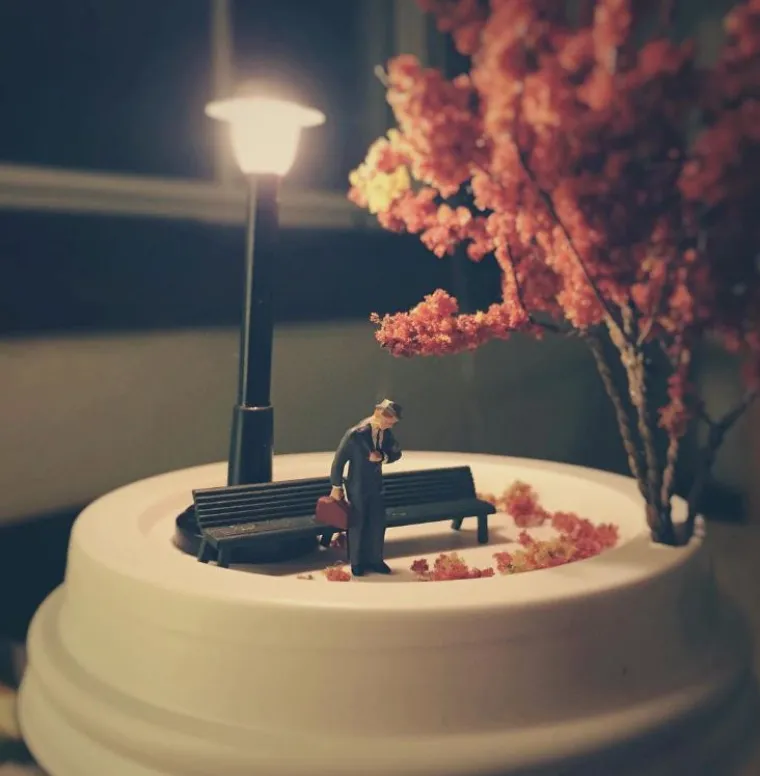 Kada mu je posla preko glave, u uredu stvara jedan sasvim novi svijet