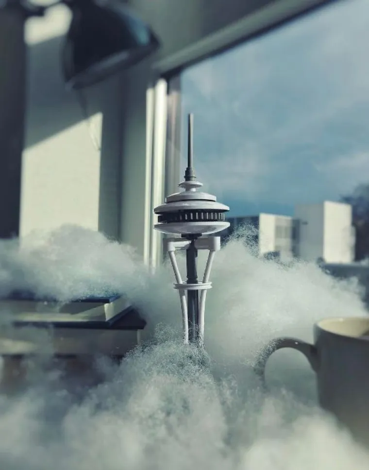 Kada mu je posla preko glave, u uredu stvara jedan sasvim novi svijet