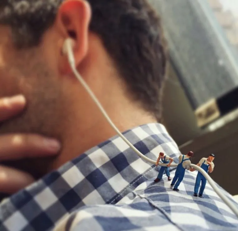 Kada mu je posla preko glave, u uredu stvara jedan sasvim novi svijet