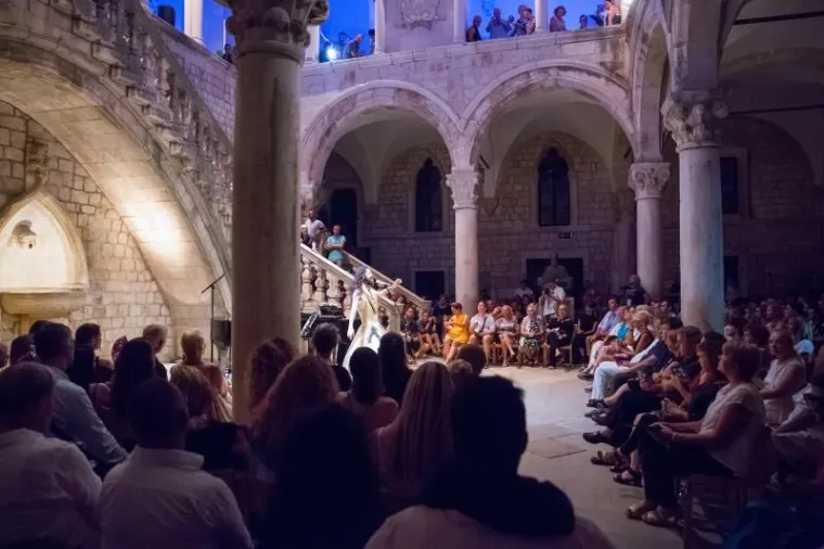 'BOSANSKA CONCHITA' U DUBROVNIKU: Osebujni Božo Vrećo u zlatnoj haljini zapjevao sevdalinke u Kneževu dvoru